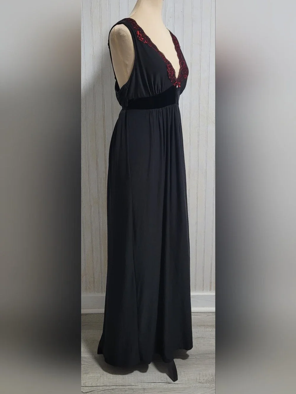 In Bloom by Jonquil Black Red Lace Trim Maxi Nightgown Size Medium EUC
